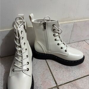 Women Chic White Lace-Up Combat Boots size 6